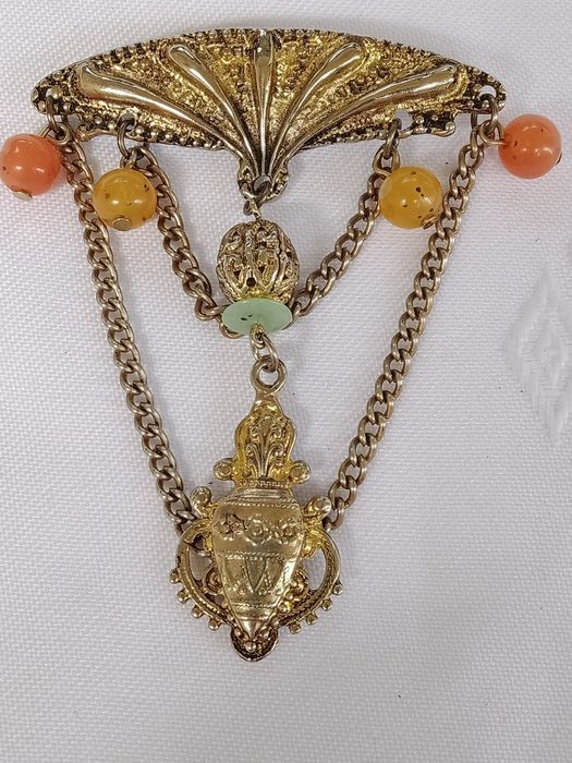 Broszka z łańcuszkami