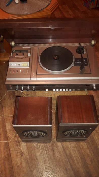 Stare radio z adapterem i głosnikami