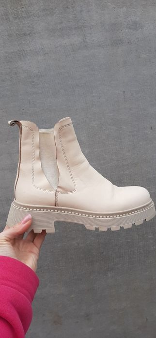 Черевики молочного кольору