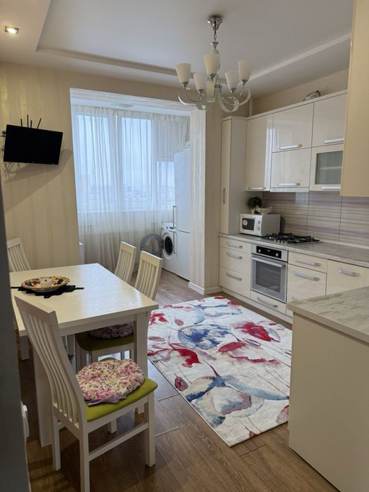 Простора 2-кімнатна квартира 64м² з ремонтом, меблями та технікою Пулюя 15