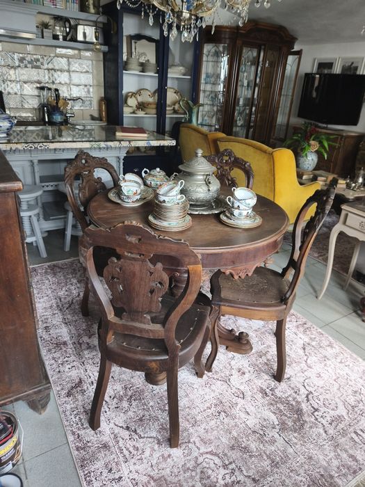 Conjunto de mesa de jantar redonda e quatro cadeiras