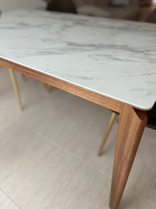 Mesa de  jantar  de madeira com tampo de porcelanato 160/90