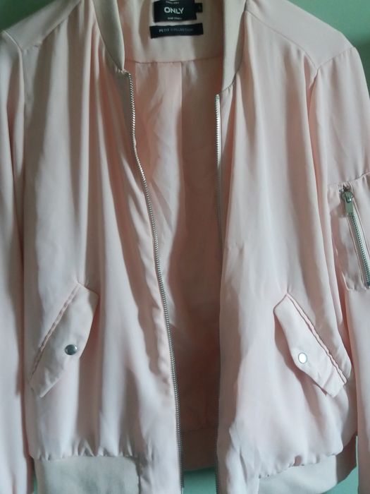 Pudrowa bomberka damska firmy Only