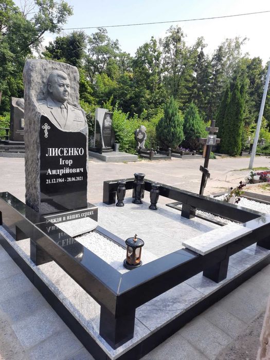 Скульптура пам'ятник з граніту-мармуру