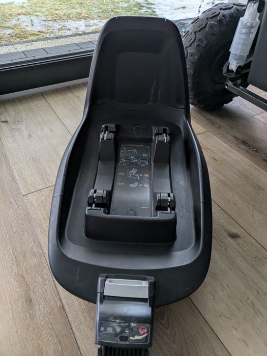 Fotelik z bazą Maxi Cosi pearl