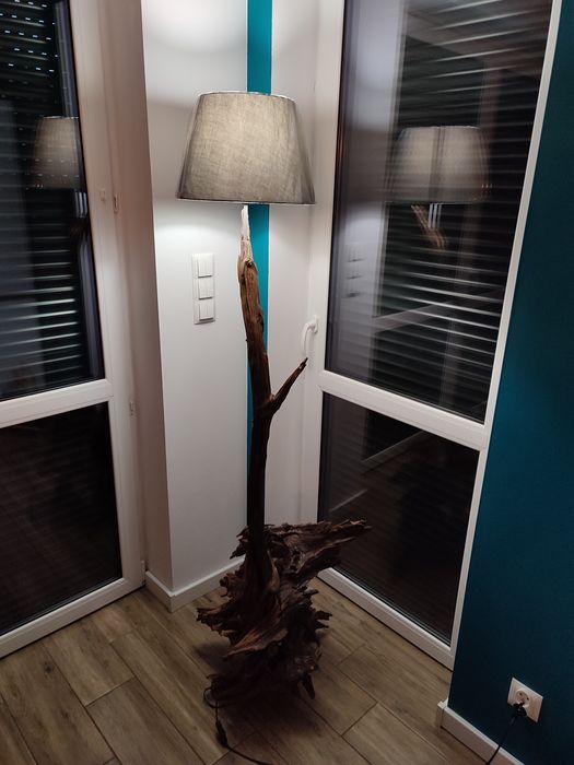 Lampa podłogowa z drewna