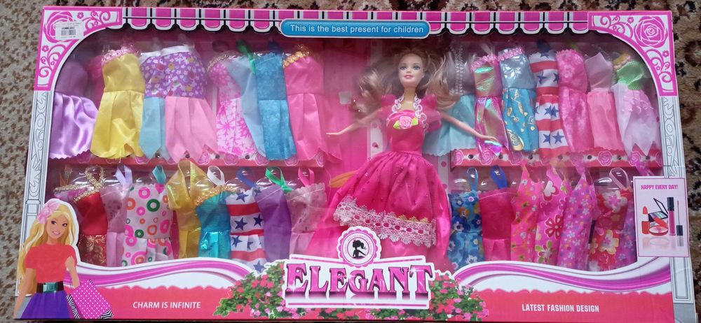 Лялька в подарунковій упаковці з нарядами.