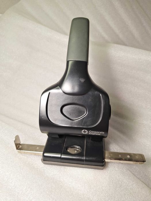 Dziurkacz biurowy duży