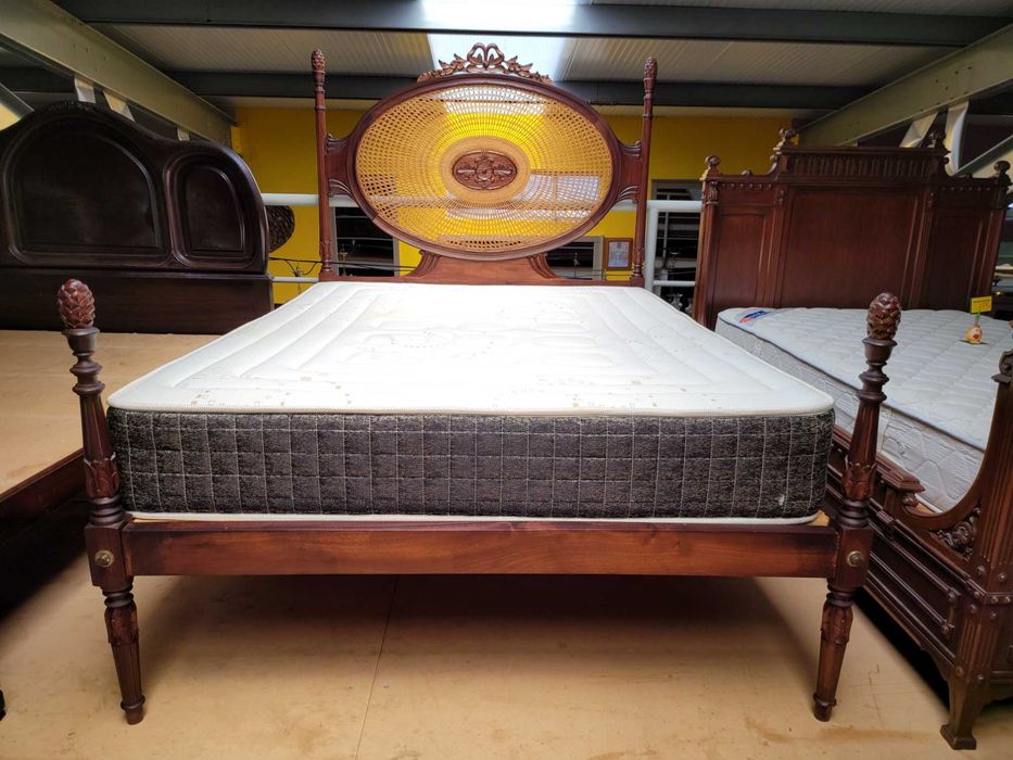 Cama antiga com cabeceira em palhinha mais estrado e colchão - Muito