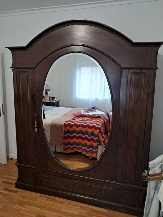 Guarda vestidos com gavetas e espelho