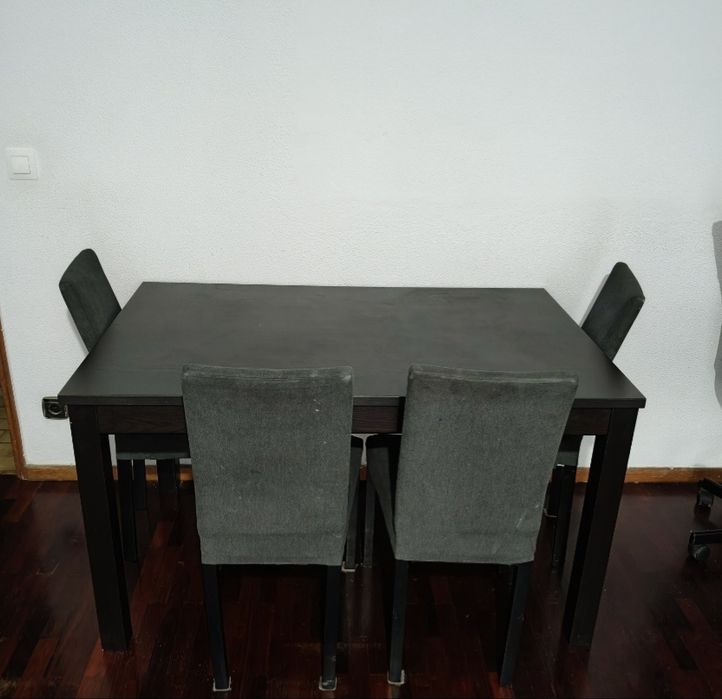 mesa de madeira com 4 cadeiras