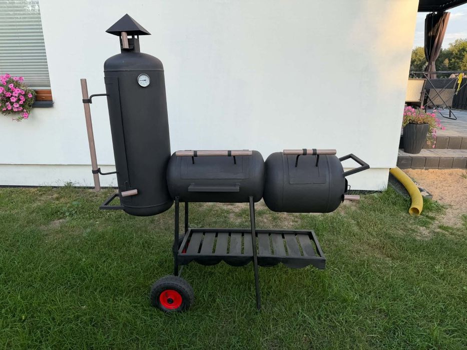 Grill wędzarnia doskonała do grillowania i wędzenia.