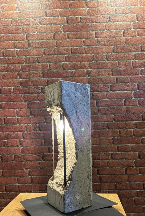 Lampa dekoracyjna z betonu – styl loftowy