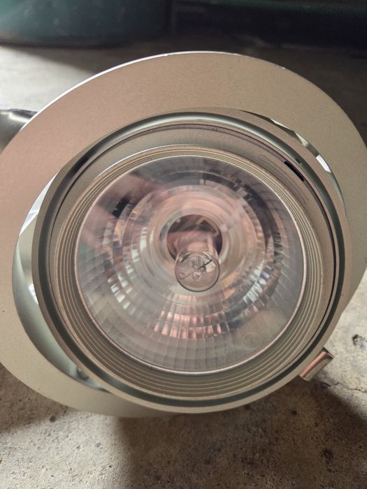 Lampa halogenowa ze statecznikiem elektronicznym 70W.