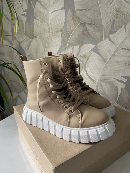 Ботинки бежеві на шнурівці з шкірзаму, білі шкіряні