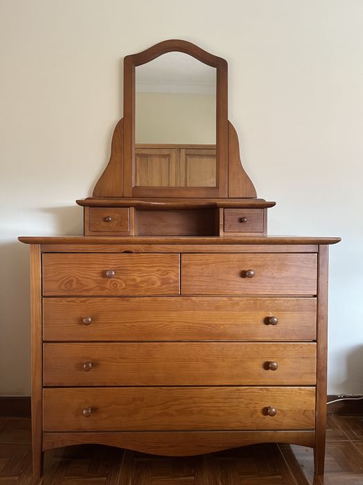 cama + móveis pequenos + cómoda com espelho + armário + mesa de apoio