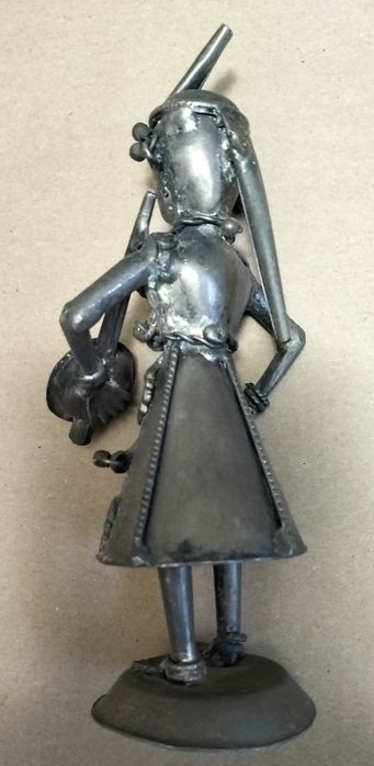 Estatueta em metal parece prata sem marcas. (ver desconto no texto)