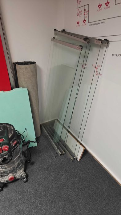 roleta szklana na kółkach