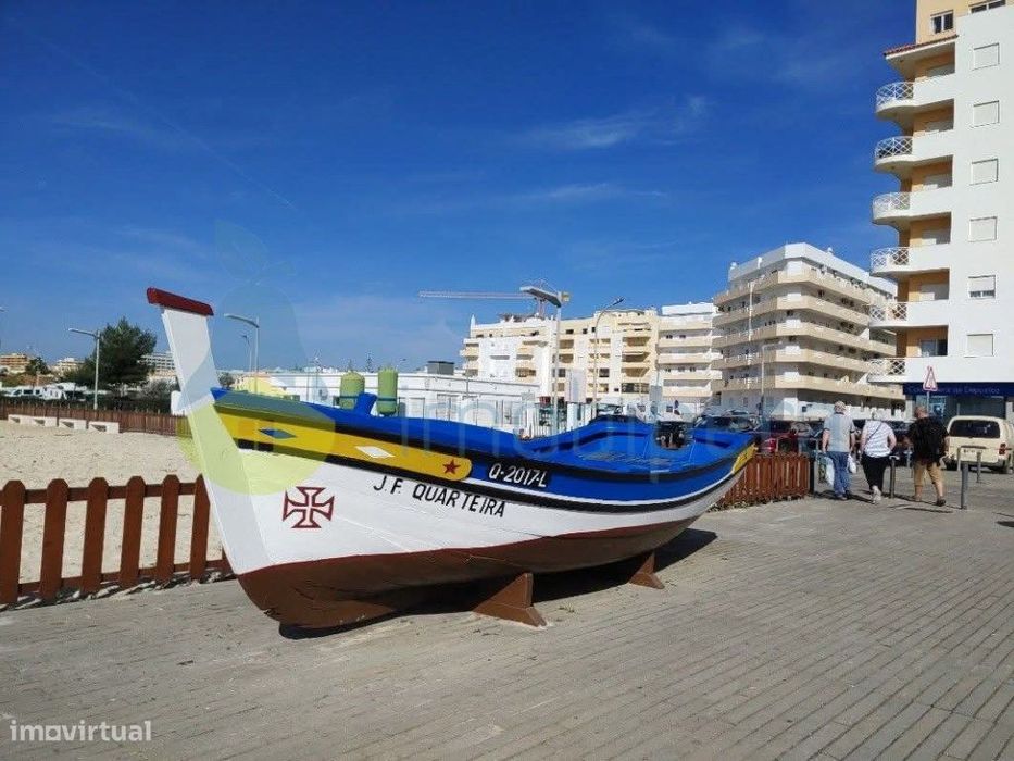 Quarteira, Apartamento T2 com vista mar, num 4º andar, totalmente r... — Quarteira, Faro