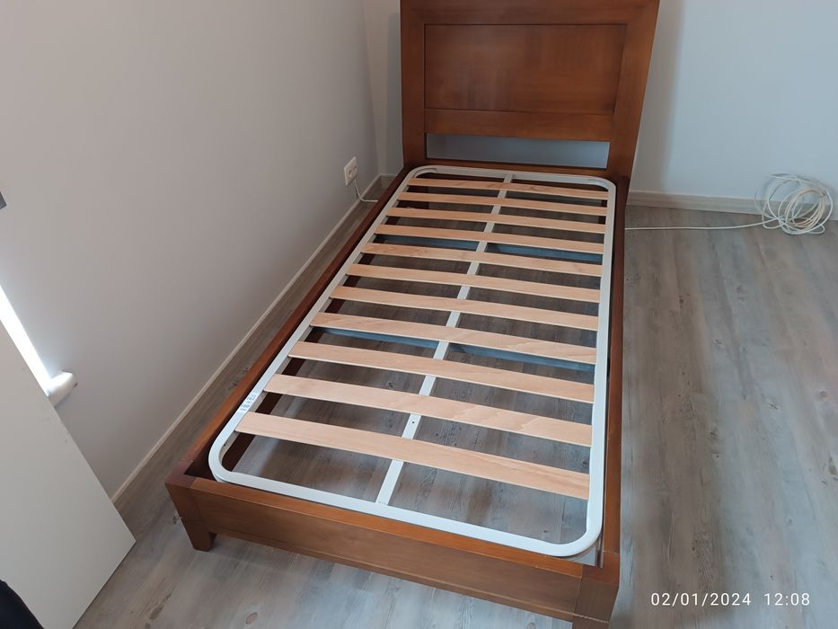 Cama de corpo e meio de cerejeira