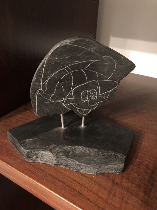 Estatua do Mikey em lousa /xisto /ardosia