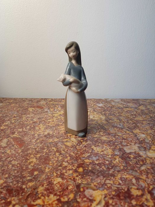 Figurka porcelana Lladro "Dziewczyna ze świnka" 18 cm Hiszpania