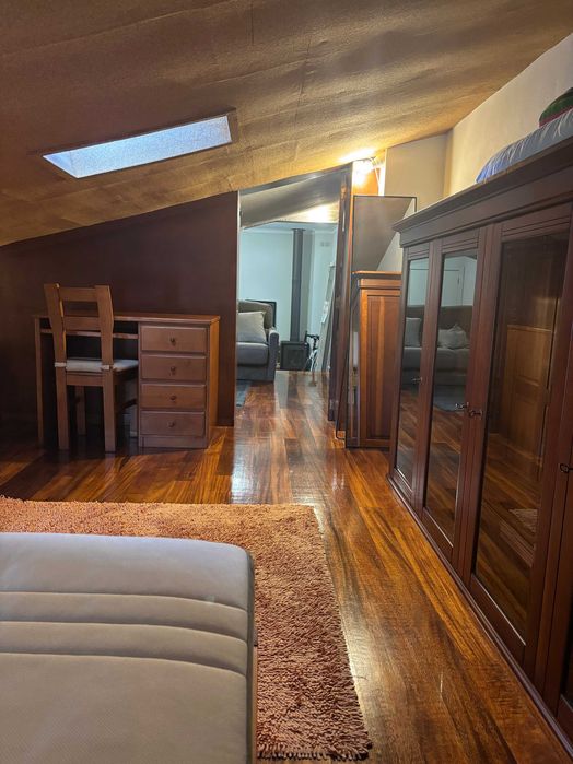 Quarto individual para um estudante em moradia tranquila