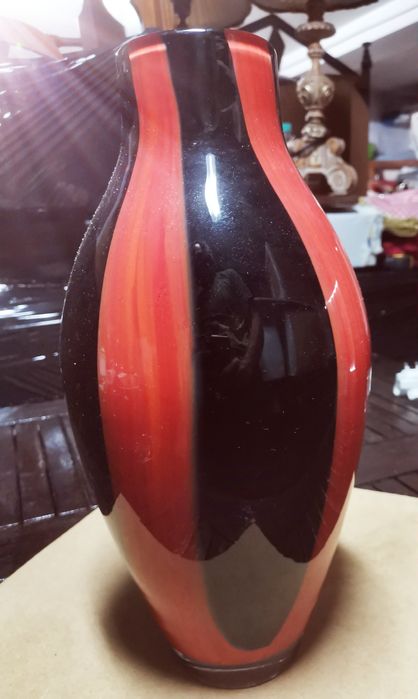 Jarrão vermelho e preto