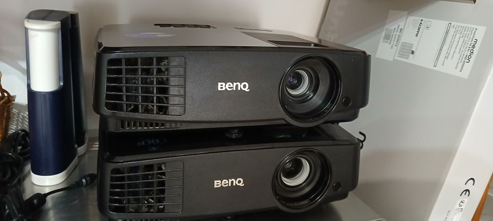 Projetores Benq sem uso