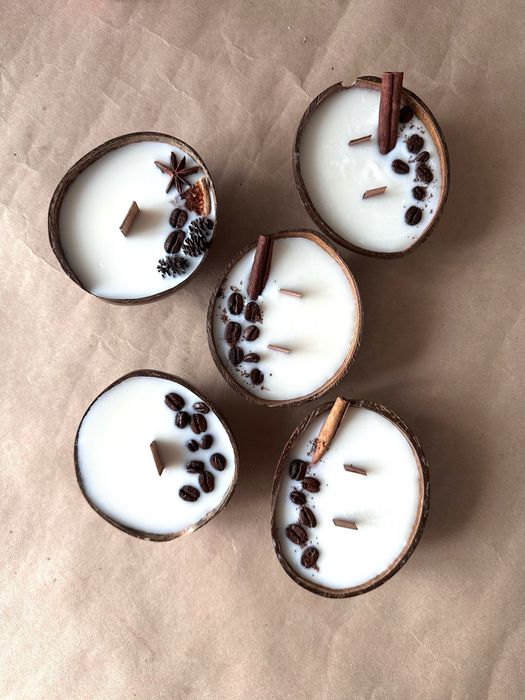 Свічки у половинці кокоса, свічки у цілому кокосі.