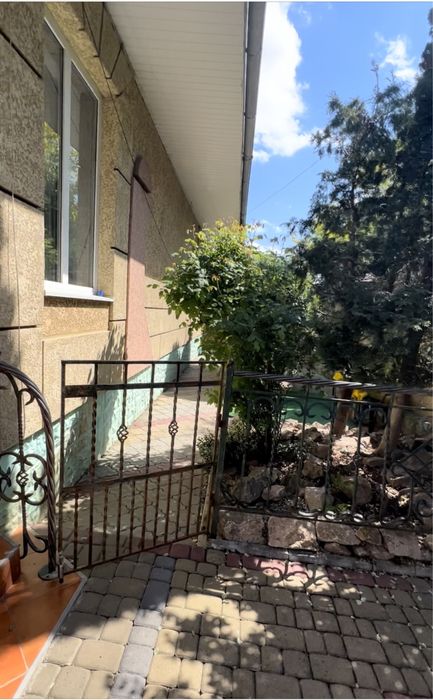 Будинок з цегли та Будинок з бруса на одній ділянці, басейн, баня.