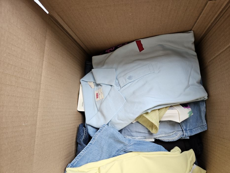 Box z ciuchami Levis