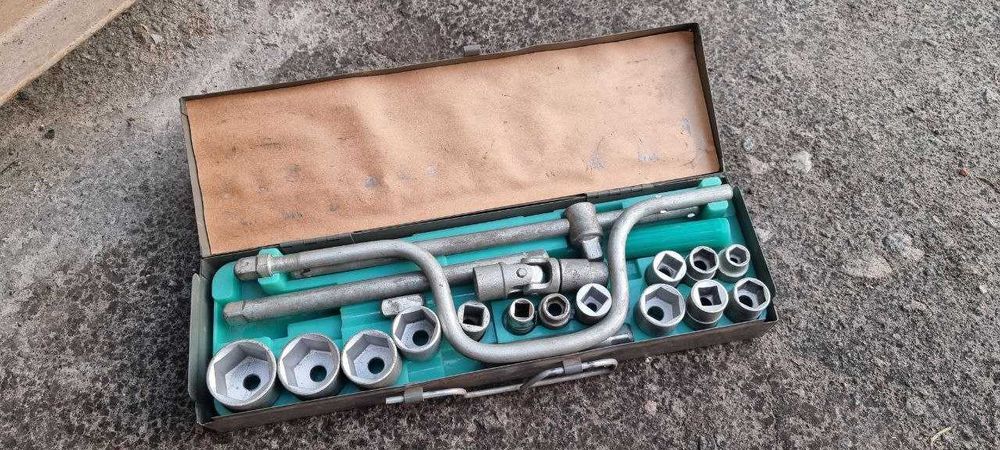 Набір інструменту НИ-3 торцеві змінні головки, ключі, шарніри (СРСР)