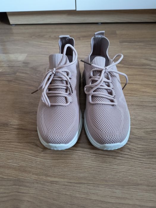 Buty damskie sportowe pudrowy róż lekka koturna nowe 37