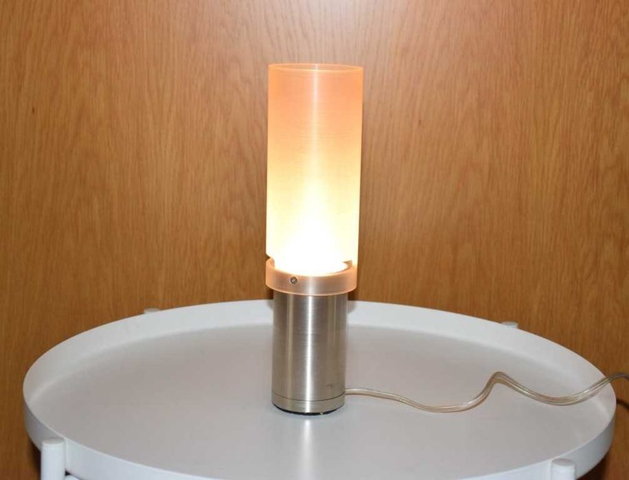 Candeeiro de mesa com base em inox pesada e de elevada qualidade