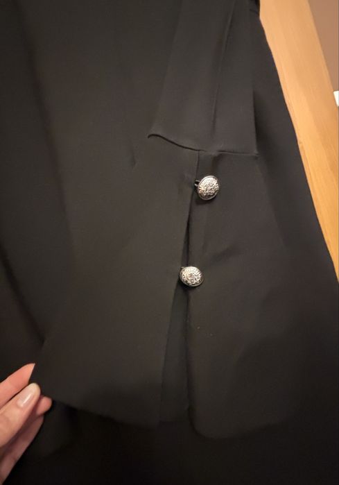 Czarna wieczorowa sukienka Guess