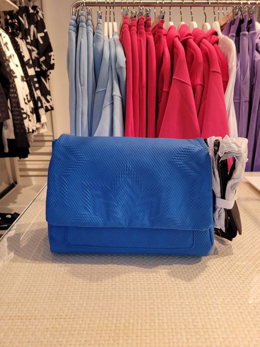 Torebka listonoszka z klapą i nadrukiem z motywem gwiazdy