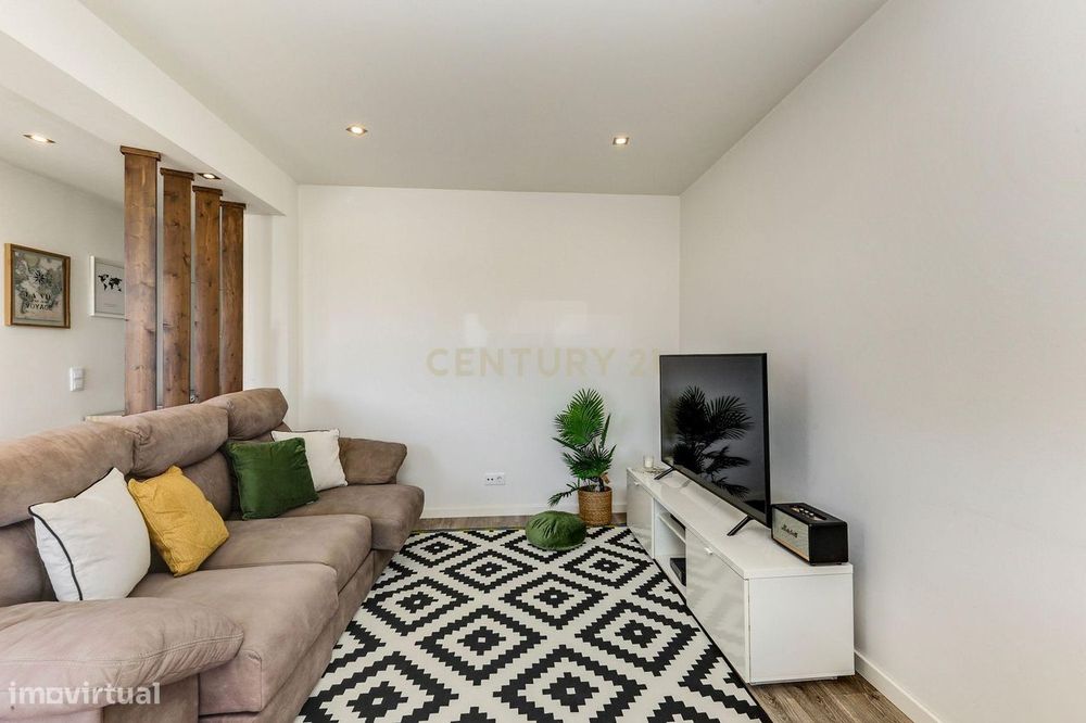 Apartamento T2 Remodelado | Vista Desafogada | Damaia de Cima – Próxim