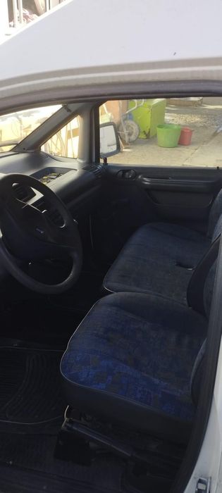 Carrinha com material de construção para despachar