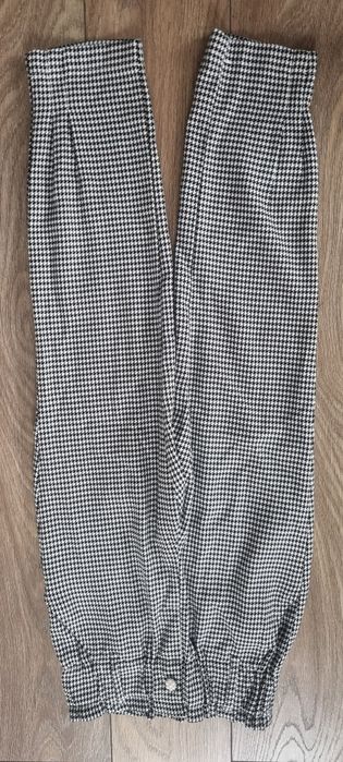 Eleganckie spodnie Reserved r. 140