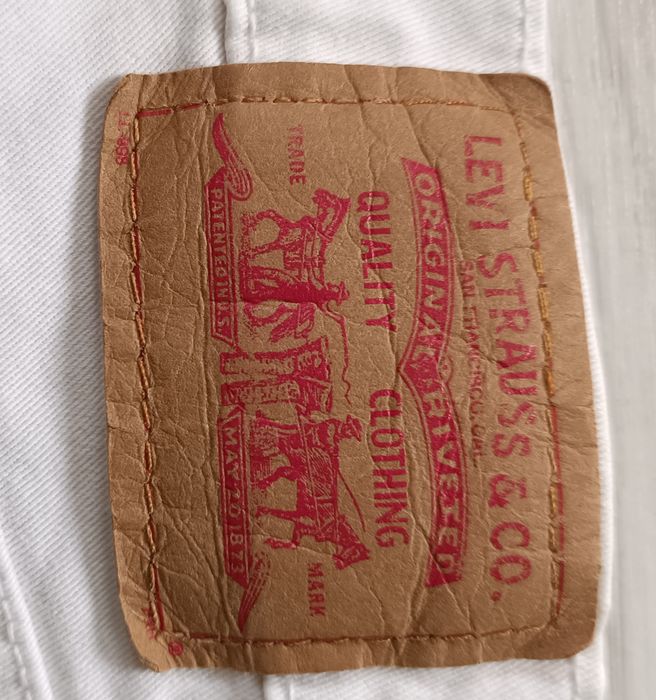 білі штани від Levis