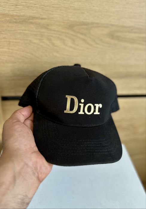 Czapka z daszkiem Dior Trucker Hat – Czarna ze złotym logo, Regulowana