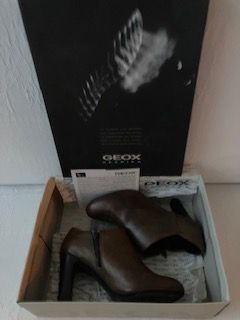 Botins castanhos da GEOX