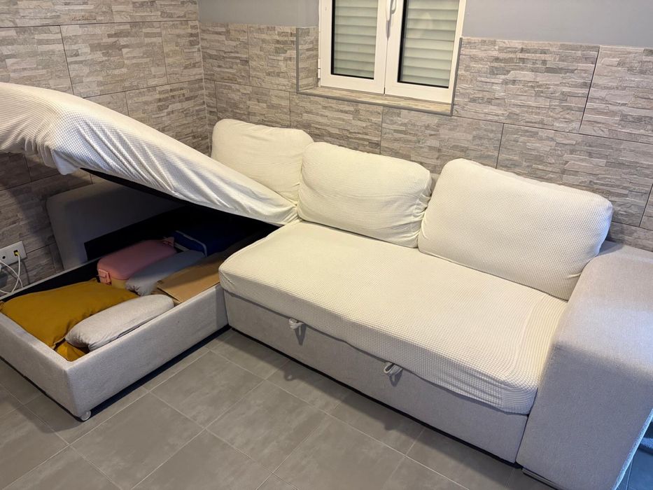 Sofa cama c/chaiselong + dois puffs + 2 almofadas