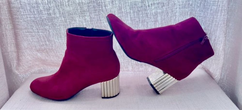 Botins bordeuax e salto dourado
