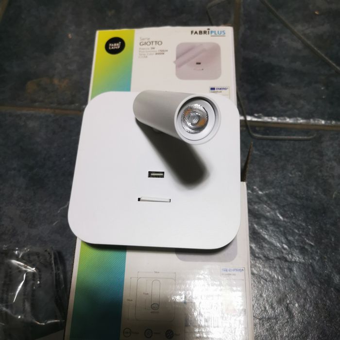 Lampa ścienna, Kinkiet LED z portem USB