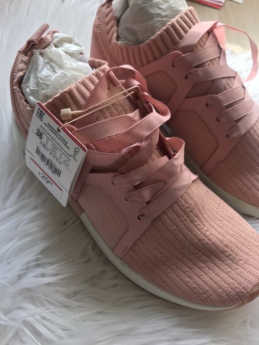 Botas ténis pretos Aldo + Ténis rosa Stradivarius