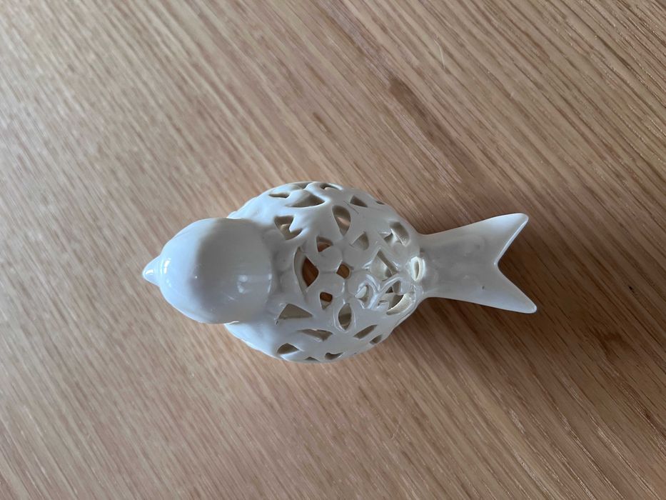 Figurka - biały ceramiczny, ażurowy ptaszek, dekoracja