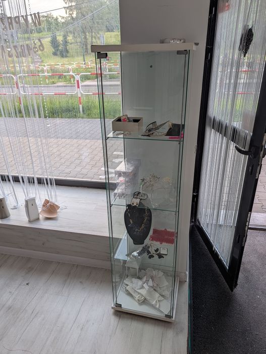 Szklana witryna / gablota ekspozycyjna – biała, nowoczesna