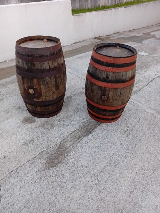 Vende 2 Pipos de madeira 100 L cada